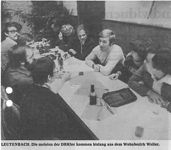 Zeitungsfoto von 1978: DRKler aus Leutenbach an einem Tisch